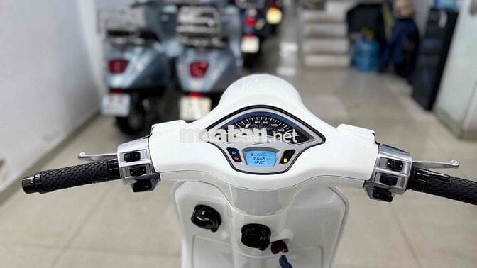 Piaggio Vespa iGet Trắng ABS LED USB Nữ