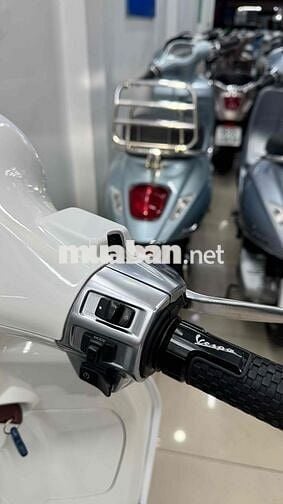 Piaggio Vespa iGet Trắng ABS LED USB Nữ