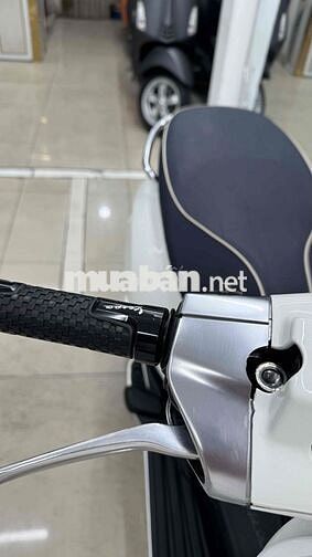 Piaggio Vespa iGet Trắng ABS LED USB Nữ