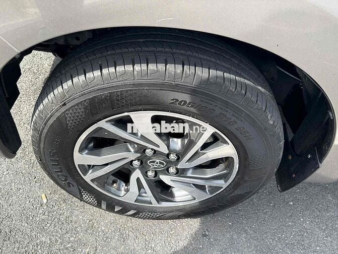 Toyota Innova E 2.0 MT 2023 Nâu ánh kim