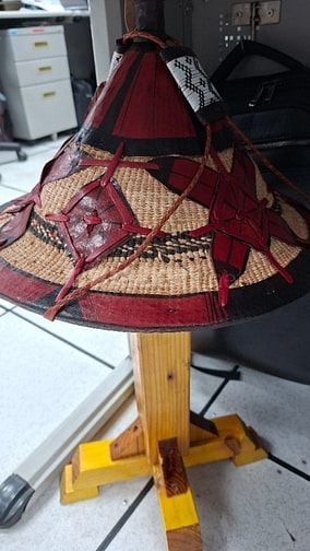 Tôi có chiếc mũ mang về từ Châu Phi Burkina Faso, hàng thủ công .