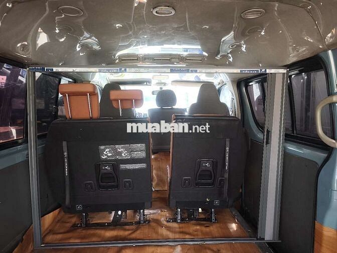 Toyota Hiace 6 chỗ màu Xanh