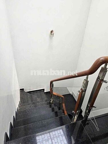 NHÀ NGAY NGÃ TƯ GA. TRỆT LỬNG 3 LẦU 4PN 4WC ( SẴN MÁY LANH )