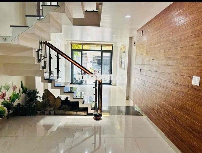 NHÀ NGAY NGÃ TƯ GA. TRỆT LỬNG 3 LẦU 4PN 4WC ( SẴN MÁY LANH )