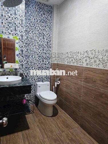 NHÀ NGAY NGÃ TƯ GA. TRỆT LỬNG 3 LẦU 4PN 4WC ( SẴN MÁY LANH )