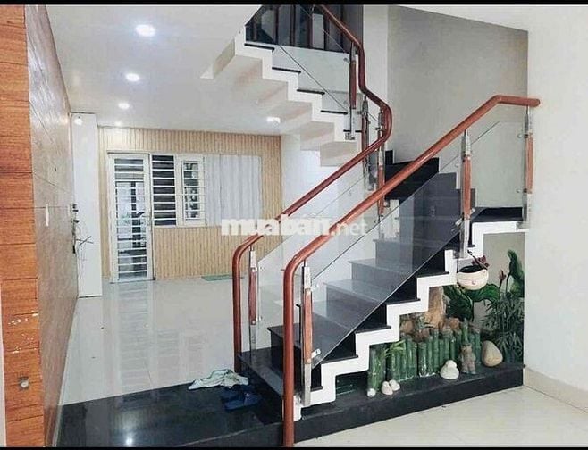 NHÀ NGAY NGÃ TƯ GA. TRỆT LỬNG 3 LẦU 4PN 4WC ( SẴN MÁY LANH )