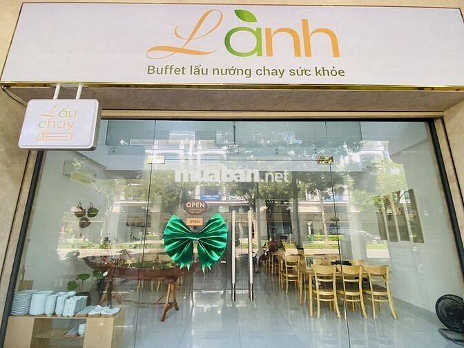 NHÂN VIÊN PHỤC VỤ QUÁN CHAY
