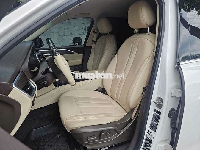 VinFast Lux SA2.0 Premium 2020 Trắng