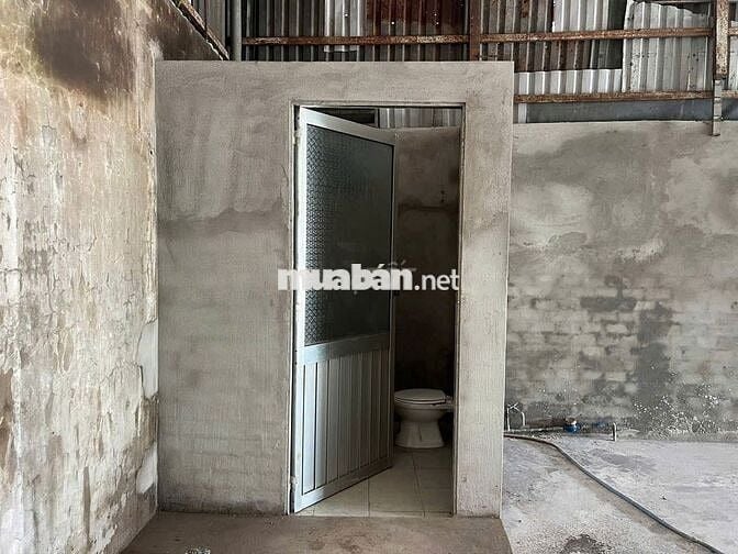 Kho xưởng 300 m² có điện 3 pha, nhánh đường Quốc Lộ 91, lộ Container
