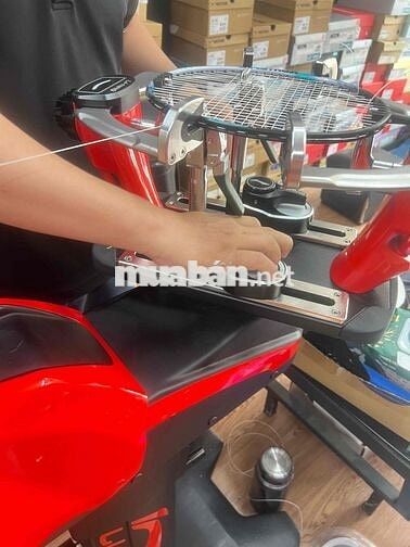 Tuyển nhân viên đan vợt cầu lông và bán hàng