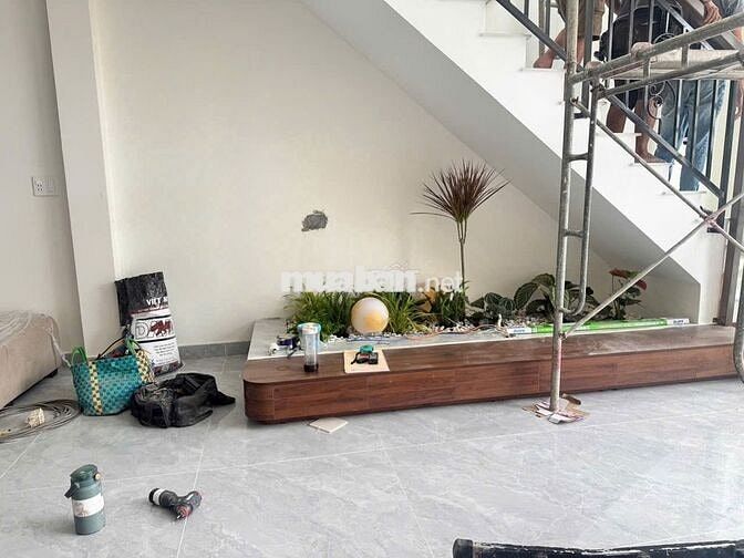 NHÀ MỚI XÂY 5X20 -2 TẦNG HOÀN CÔNG- GIÁ 3TY6 - Ô TÔ TỚI NHÀ - LONG HẬU