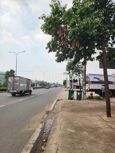 BIỆT THỰ SÂN VƯỜN MẶT TIỀN DT 747B