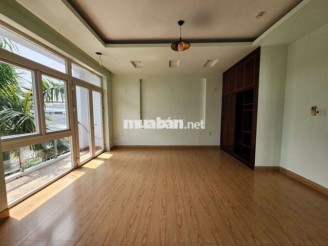 BIỆT THỰ SÂN VƯỜN MẶT TIỀN DT 747B