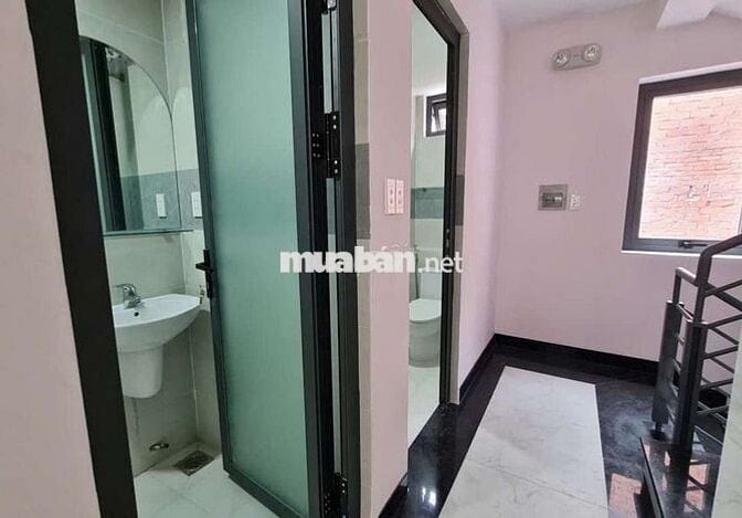 CHO THUÊ NHÀ 5X22(TRỆT+LỬNG+2LÀU+ST) FULL MÁY LẠNH NHÀ CÓ THANG MÁY 