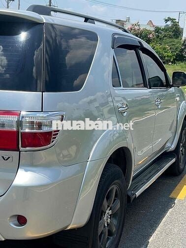 Toyota Fortuner 7 chỗ Bạc nội thất rộng rãi