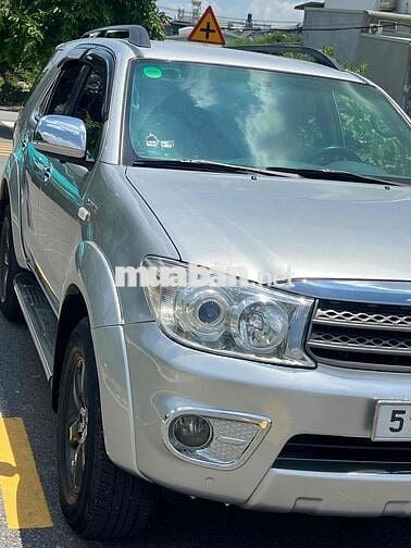 Toyota Fortuner 7 chỗ Bạc nội thất rộng rãi