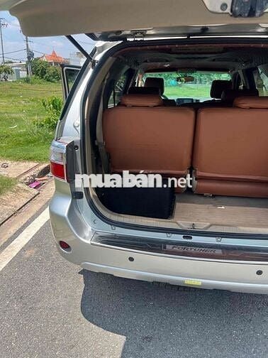 Toyota Fortuner 7 chỗ Bạc nội thất rộng rãi