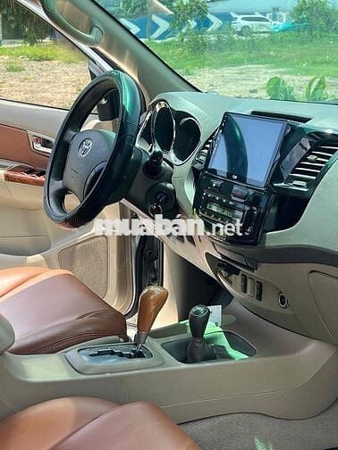 Toyota Fortuner 7 chỗ Bạc nội thất rộng rãi