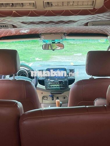 Toyota Fortuner 7 chỗ Bạc nội thất rộng rãi