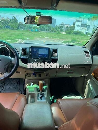 Toyota Fortuner 7 chỗ Bạc nội thất rộng rãi