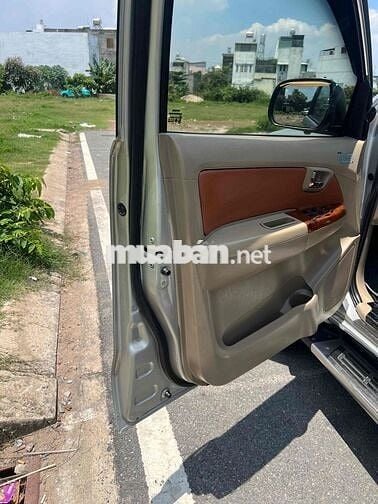 Toyota Fortuner 7 chỗ Bạc nội thất rộng rãi