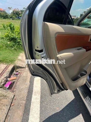 Toyota Fortuner 7 chỗ Bạc nội thất rộng rãi