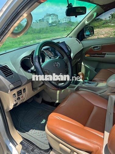 Toyota Fortuner 7 chỗ Bạc nội thất rộng rãi