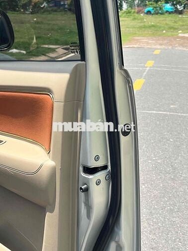 Toyota Fortuner 7 chỗ Bạc nội thất rộng rãi