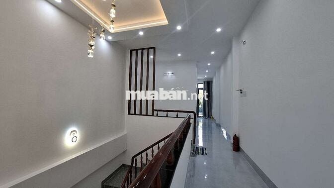 Bán nhà lầu mới xây, 3 phòng ngủ, có nội thất gần chợ Trung An Mỹ Tho
