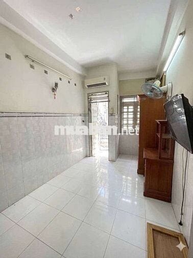 bán gấp căn nhà sát chợ Tân Bình