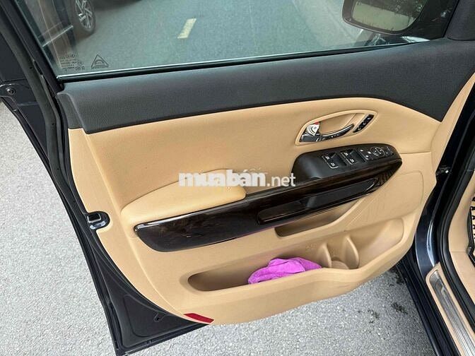 Kia Carnival Luxury 7 chỗ máy dầu số tự động!