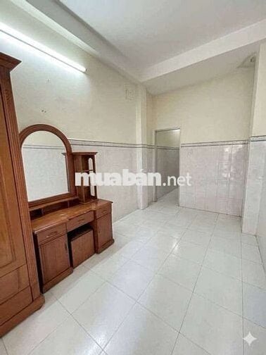 bán gấp căn nhà sát chợ Tân Bình