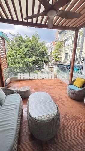 nhà mới đẹp phong cách khu trung tâm gần san bay