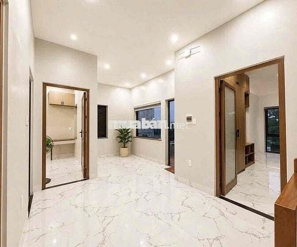 CHO THUÊ BIỆT THỰ 2,5 TẦNG MẶT TIỀN NGUYỄN ĐÌNH HOÀN, KĐT HÒA XUÂN