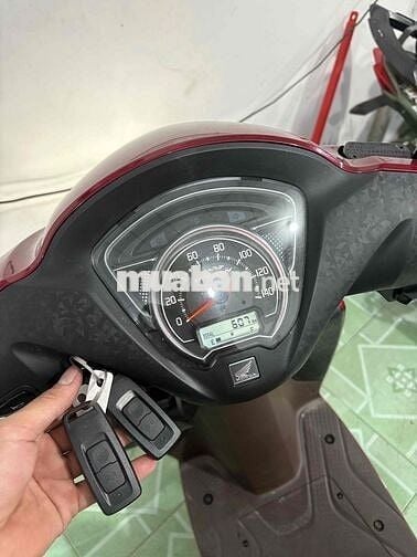 Honda Vision 2025 Cao Cấp màu Đỏ 600km