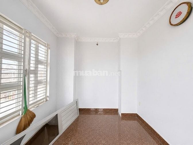 Cần bán toà nhà 6 tầng kế bên khu Bắc Hải - hẻm thông - 5,6m x 20m