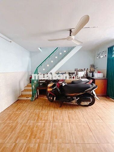HẺM 1 XẸT TÔN ĐẢN Q4- 68m2- NGANG 7,5m- 2 TẦNG- KO QH