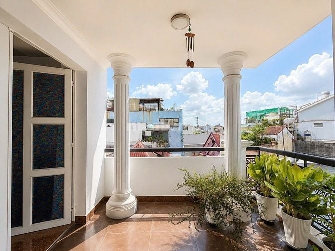 Cần bán toà nhà 6 tầng kế bên khu Bắc Hải - hẻm thông - 5,6m x 20m