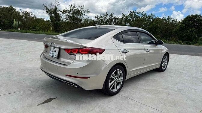 Hyundai Elantra 2.0 AT 2018 Vàng cát 130.000 km