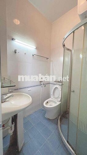 Phòng cửa sổ lớn 25m2 lầu1, mặt tiền, bếp ngăn riêng,cv Hoàng văn Thụ