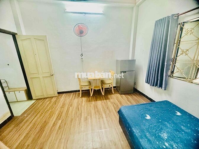 Phòng cửa sổ lớn 25m2 lầu1, mặt tiền, bếp ngăn riêng,cv Hoàng văn Thụ