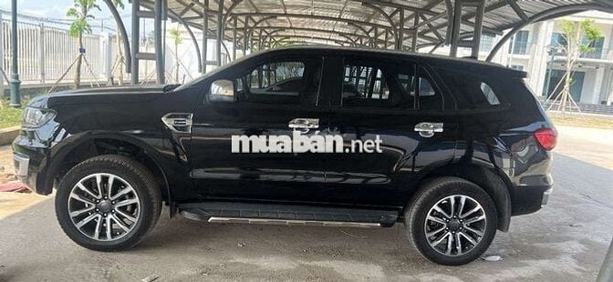 Ford Everest 2022 7 chỗ màu đen