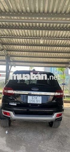 Ford Everest 2022 7 chỗ màu đen