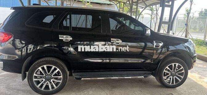 Ford Everest 2022 7 chỗ màu đen