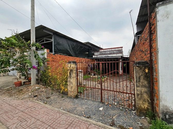 Bán nhà ngay Thị Trấn Củ Chi, DT 125m2, full thổ, giá: 690 triệu, SHR