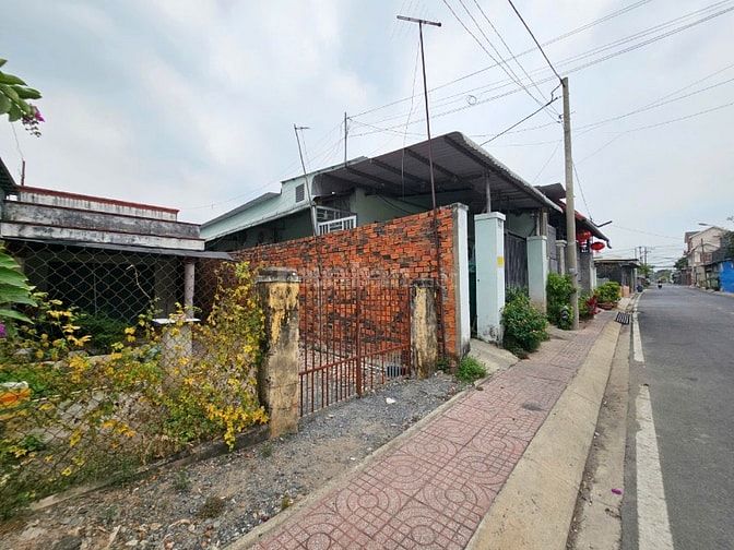 Bán nhà ngay Thị Trấn Củ Chi, DT 125m2, full thổ, giá: 690 triệu, SHR