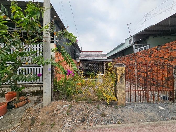Bán nhà ngay Thị Trấn Củ Chi, DT 125m2, full thổ, giá: 690 triệu, SHR