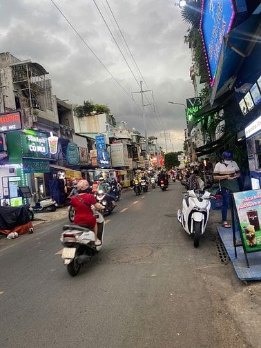 Cho thue nha 2 mat tien truoc sau