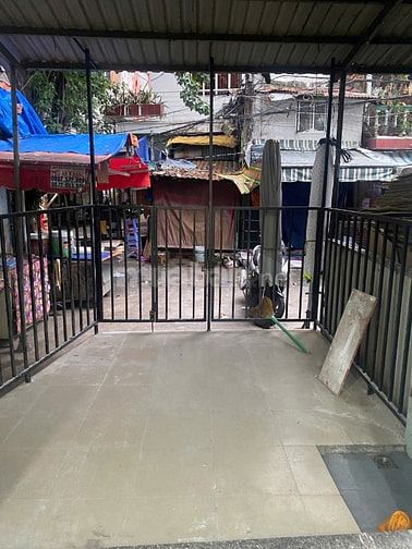 Cho thue nha 2 mat tien truoc sau