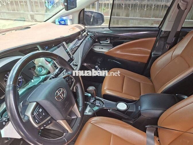 Toyota Innova Venturer AT 2022 màu đỏ